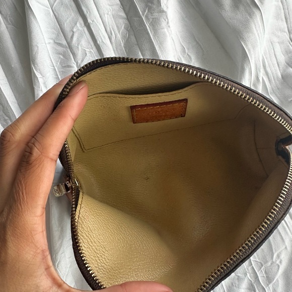 Cosmetic Louis Vuitton Pouch - Picture 4 of 4